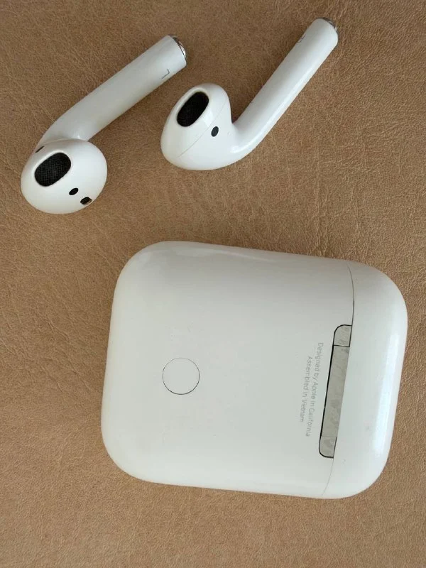 iPhone 14 Pro, AirPods 2 и EarPods