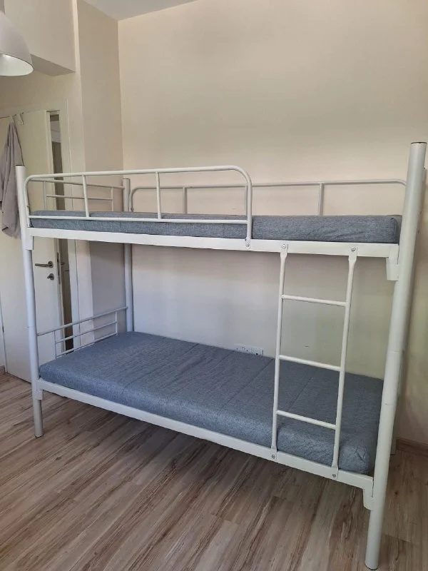 Двухъярусная кровать с двумя матрасами