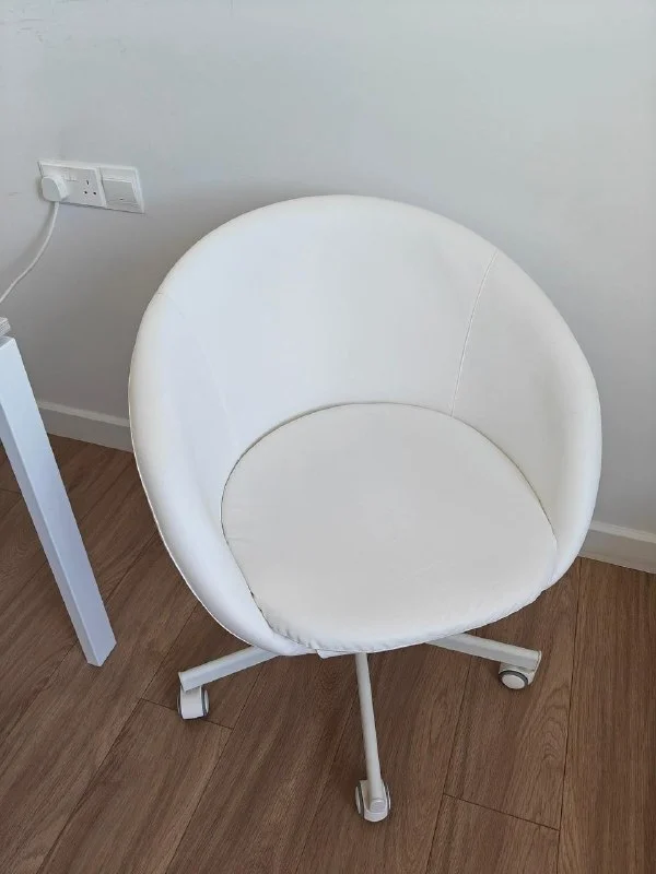 Белое кресло IKEA SKRUVSTA