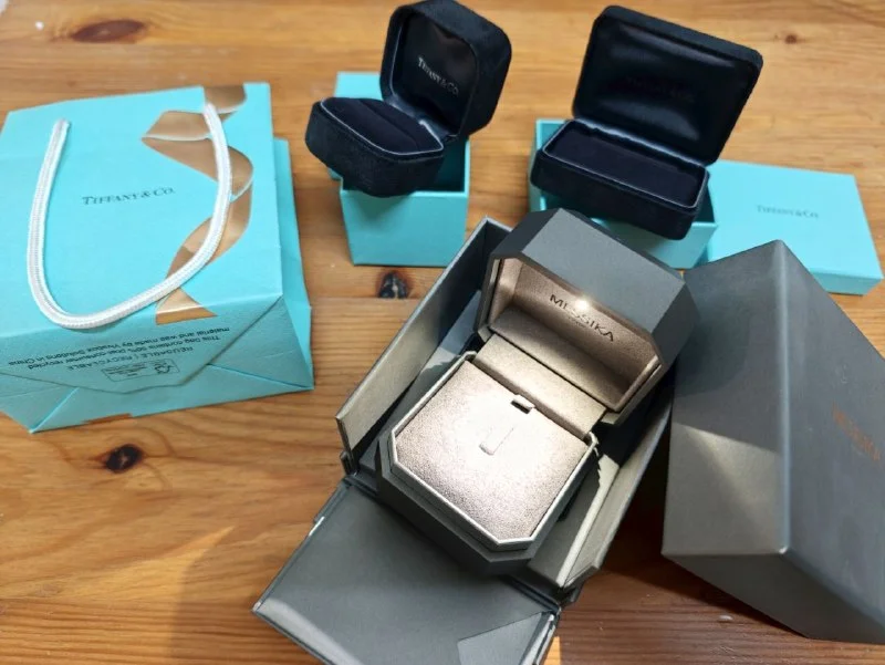 Оригинальные коробочки Tiffany и Messika с подсветкой