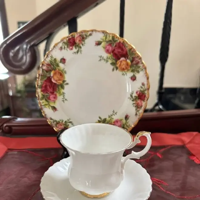 Фарфоровая пара и десертная тарелка Royal Albert