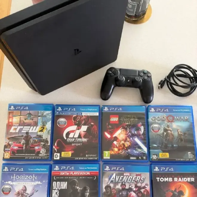 PlayStation 4 (PS4) с 8 играми и аксессуарами