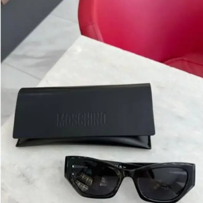 Солнцезащитные очки Moschino с чехлом
