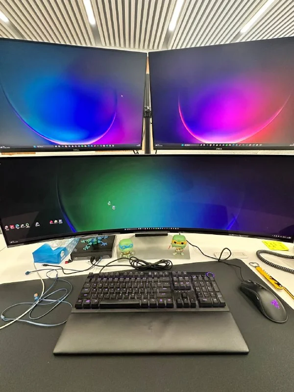 Рабочий сетап: Мини-ПК HP, мониторы Samsung и Dell, периферия Razer